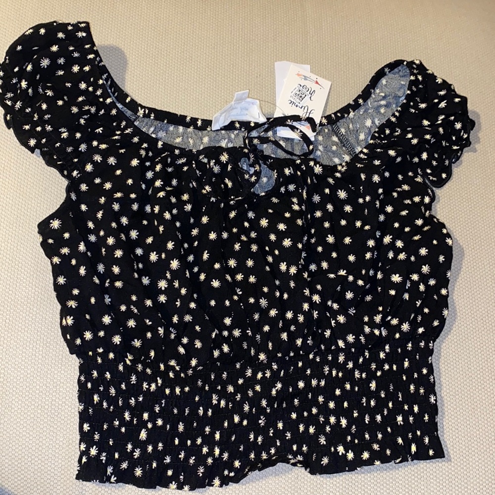 Hippie rose Black with white flowers crop top